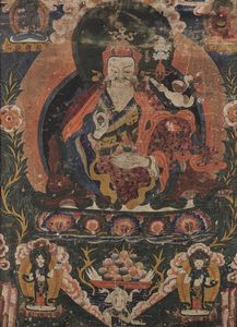 Frammento di Thangka in seta con figura centrale di Lama seduta su fiore di loto, Tibet, XVIII secolo  - Asta Fine Chinese Works of Art - Associazione Nazionale - Case d'Asta italiane