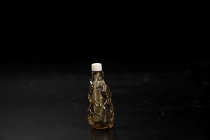 Snuff bottle scolpita in cristallo di rocca con figure di scimmiette ed elementi vegetali a rilievo, Cina, Dinastia Qing, XIX secolo  - Asta Fine Chinese Works of Art - Associazione Nazionale - Case d'Asta italiane