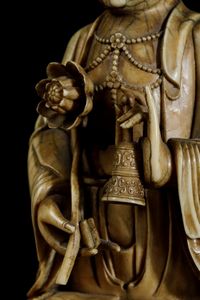 Straordinaria figura di Buddha incoronato con fiore e campana rituale seduto su doppio fiore di loto, Cina, Dinastia Qing, epoca Kangxi (1662-1722)  - Asta Fine Chinese Works of Art - Associazione Nazionale - Case d'Asta italiane