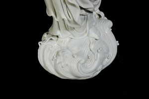 Figura di saggio stante in porcellana Blanc de Chine Dehua, Cina, Dinastia Qing, XVIII secolo  - Asta Fine Chinese Works of Art - Associazione Nazionale - Case d'Asta italiane