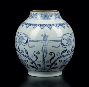 Rarissimo vaso in porcellana bianca e blu per l'esportazione con decori floreali e soggetti religiosi, Cina, Dinastia Qing, epoca Kangxi (1662-1722)  - Asta Fine Chinese Works of Art - Associazione Nazionale - Case d'Asta italiane