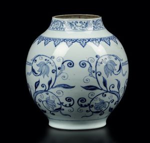 Rarissimo vaso in porcellana bianca e blu per l'esportazione con decori floreali e soggetti religiosi, Cina, Dinastia Qing, epoca Kangxi (1662-1722)  - Asta Fine Chinese Works of Art - Associazione Nazionale - Case d'Asta italiane