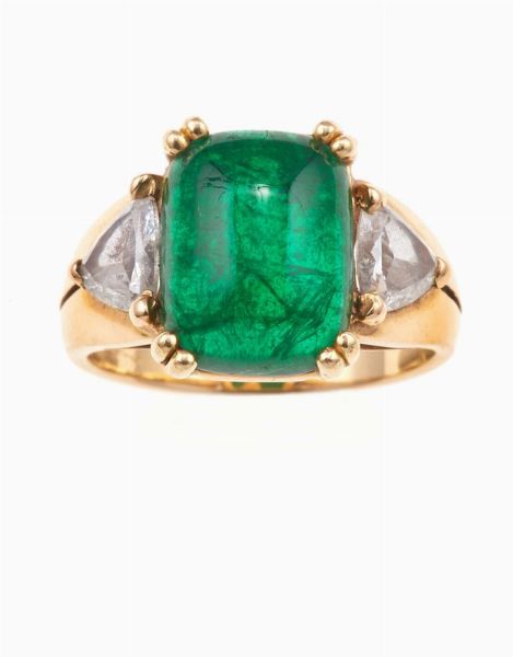Anello con smeraldo taglio cabochon e diamanti  - Asta Fine Jewels - Associazione Nazionale - Case d'Asta italiane