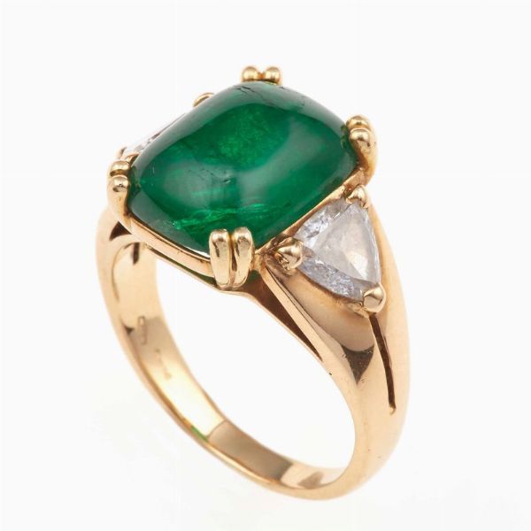 Anello con smeraldo taglio cabochon e diamanti  - Asta Fine Jewels - Associazione Nazionale - Case d'Asta italiane