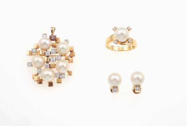 Parure composta da pendente/spilla, anello ed orecchini con perle coltivate e diamanti  - Asta Fine Jewels - Associazione Nazionale - Case d'Asta italiane
