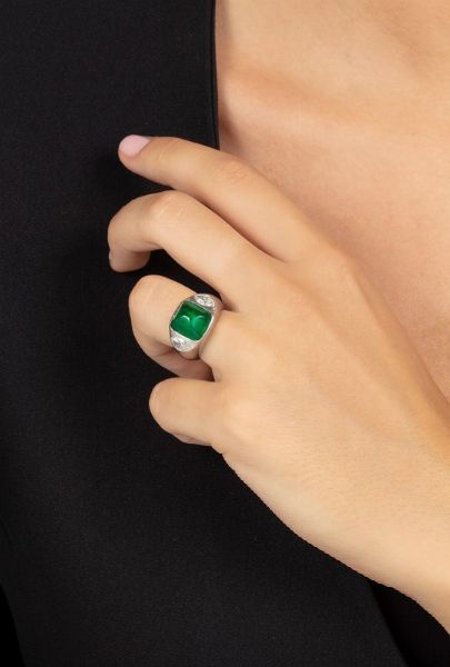 Anello con smeraldo Africa taglio cabochon e due diamanti taglio navette  - Asta Fine Jewels - Associazione Nazionale - Case d'Asta italiane