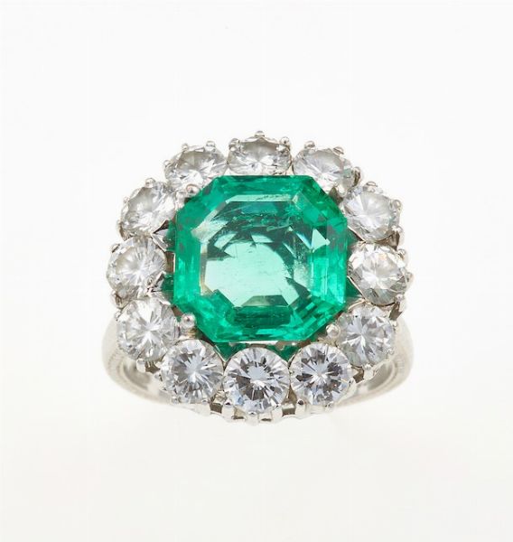 Anello con smeraldo Colombia di ct 3.83 e diamanti a contorno  - Asta Fine Jewels - Associazione Nazionale - Case d'Asta italiane