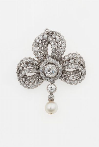 Spilla/pendente porte-bonheur con diamanti e perla  - Asta Fine Jewels - Associazione Nazionale - Case d'Asta italiane
