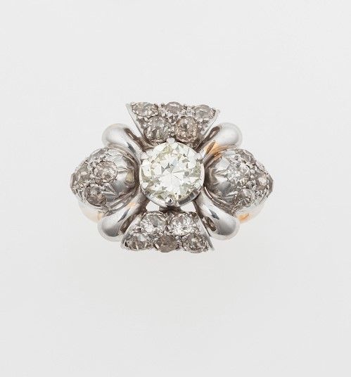 Anello con diamante centrale di vecchio taglio di ct 0.90 circa  - Asta Fine Jewels - Associazione Nazionale - Case d'Asta italiane
