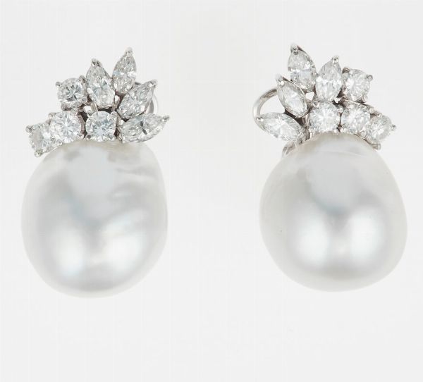 Orecchini con perle coltivate, diamanti taglio brillante e diamanti taglio navette  - Asta Fine Jewels - Associazione Nazionale - Case d'Asta italiane