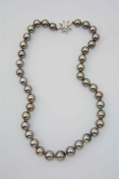 Collana di perle grigie scalari  - Asta Fine Jewels - Associazione Nazionale - Case d'Asta italiane
