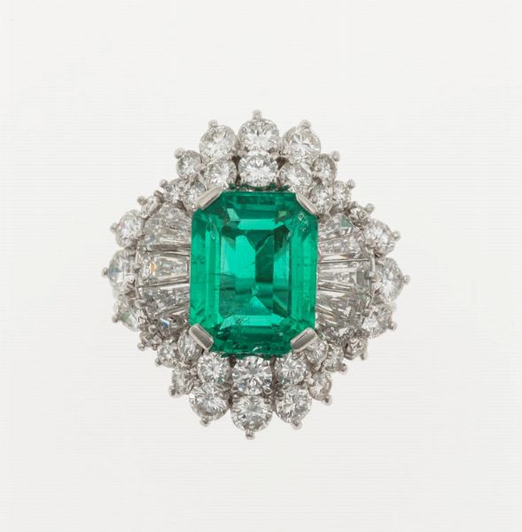 Anello con smeraldo Colombia di ct 2.94 circa e diamanti  - Asta Fine Jewels - Associazione Nazionale - Case d'Asta italiane