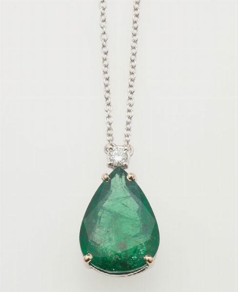 Pendente con smeraldo taglio goccia di ct 12.59 e diamante  - Asta Fine Jewels - Associazione Nazionale - Case d'Asta italiane