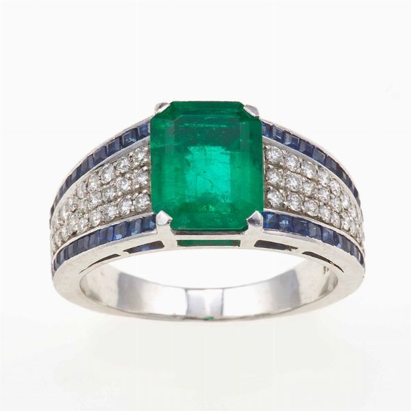 Anello con smeraldo Colombia, diamanti e zaffiri  - Asta Fine Jewels - Associazione Nazionale - Case d'Asta italiane