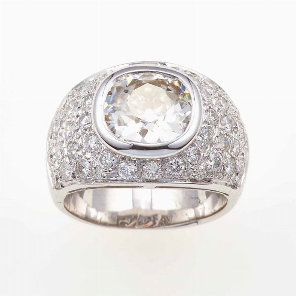 Anello con diamante taglio ovale e pav di diamanti  - Asta Fine Jewels - Associazione Nazionale - Case d'Asta italiane