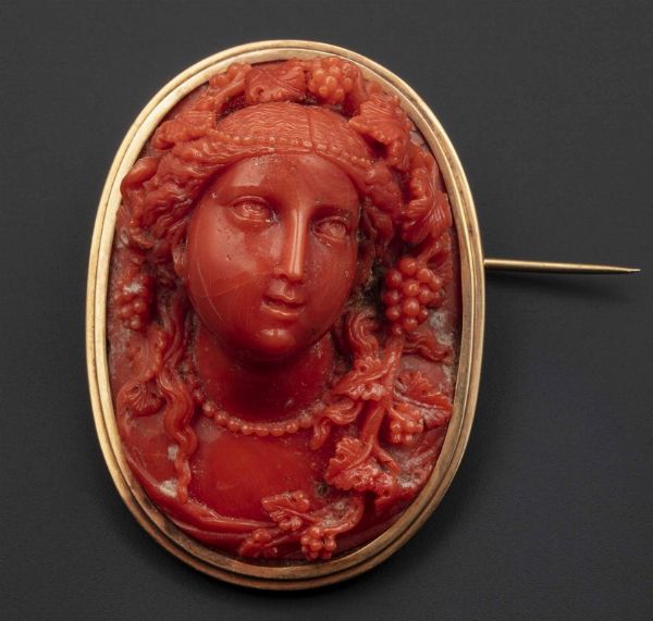 Spilla cammeo in corallo raffigurante un volto femminile  - Asta Fine Jewels - Associazione Nazionale - Case d'Asta italiane