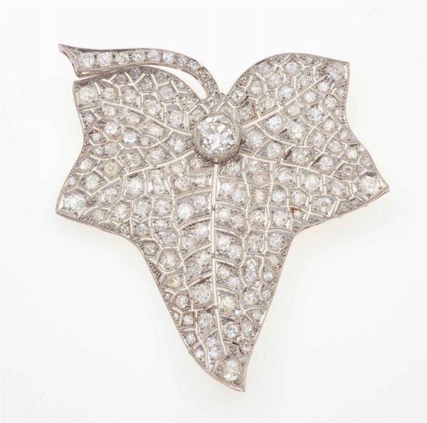 Spilla foglia di edera con diamanti di vecchio taglio  - Asta Fine Jewels - Associazione Nazionale - Case d'Asta italiane
