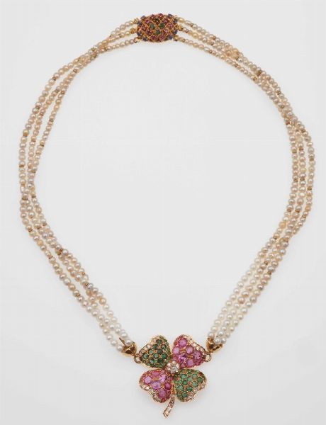 Collana quadrifoglio con piccole perle, rubini, smeraldi, diamanti e zaffiri  - Asta Fine Jewels - Associazione Nazionale - Case d'Asta italiane