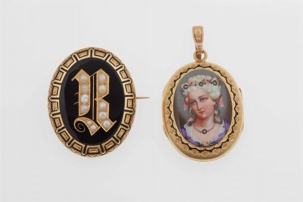 Lotto composto da un portaritratti con miniatura ed una spilla con iniziale  - Asta Fine Jewels - Associazione Nazionale - Case d'Asta italiane