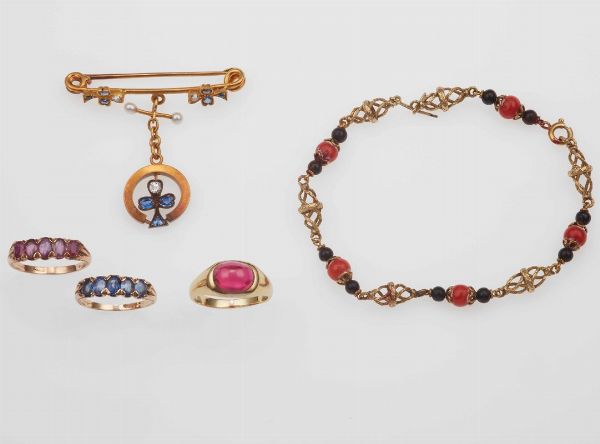 Lotto composto da tre anelli, una spilla ed un bracciale  - Asta Fine Jewels - Associazione Nazionale - Case d'Asta italiane