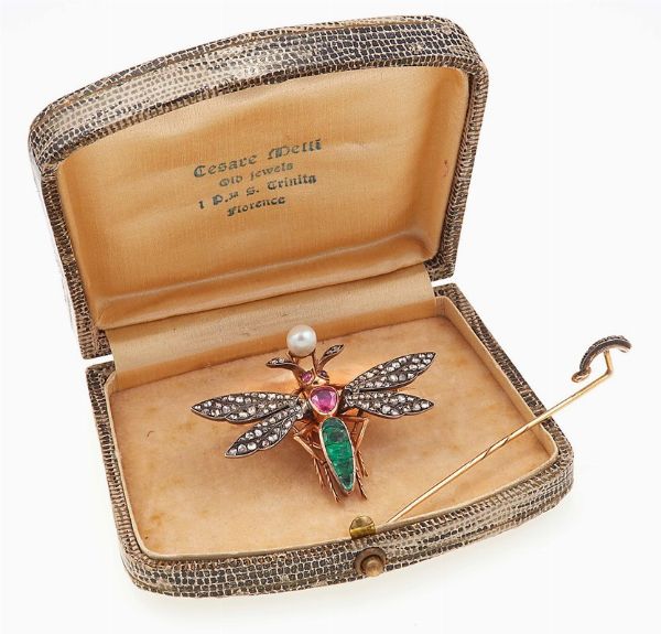 Spilla/spillone farfalla con perla, rubini e smeraldi  - Asta Fine Jewels - Associazione Nazionale - Case d'Asta italiane