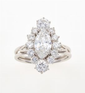 Anello con diamante centrale taglio navette  - Asta Fine Jewels - Associazione Nazionale - Case d'Asta italiane