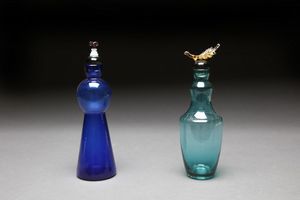 HOIRA YOICHI (n. 1946) - Coppia di bottiglie con base in vetro trasparente, 1989 e 1994. Produzione De Majo.