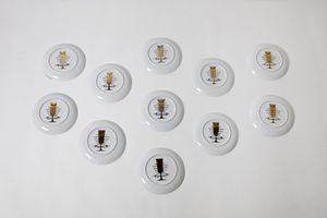 FORNASETTI PIERO (1913 - 1988) : Servizio di undici piatti per Martini&Rossi con decori ispirati al Museo di Pessione, anni Settanta.  - Asta ASTA 306 - DESIGN (Online) - Associazione Nazionale - Case d'Asta italiane