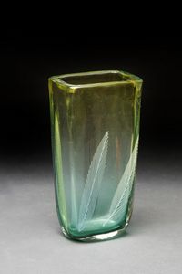 SEGUSO ARCHIMEDE (1909 - 1999) - Vaso della serie Piumati  in vetro trasparente verde e giallo decorato internamente con piume di diverso colore. 1956.