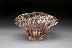 BAROVIER ERCOLE (1889 - 1974) - Vaso della serie Zebrati in vetro trasparente a costolature verticali decorato con filamento ametista e foglia oro, 1949.