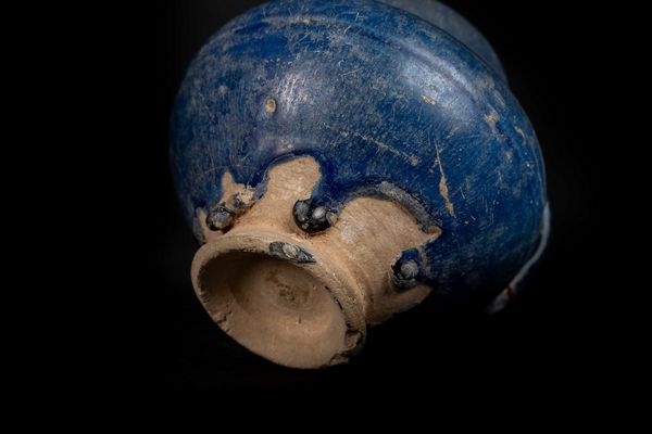Arte Islamica : Brocca invetriata di blu con manico con poggiadito Iran, XIII secolo  - Asta ASTA ISLAMICA E INDIA (Tradizionale) - Associazione Nazionale - Case d'Asta italiane
