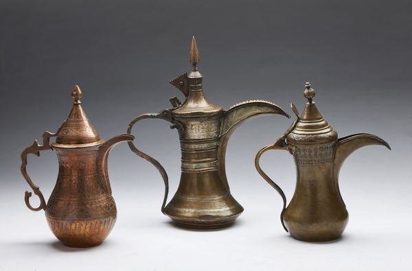 Arte Islamica : Tre caffettiere in metallo Afganistan o Kashmir, tardo XIX - XX secolo  - Asta ASTA ISLAMICA E INDIA (Tradizionale) - Associazione Nazionale - Case d'Asta italiane