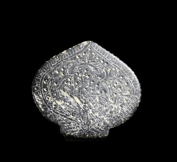 Arte Islamica : Pendente timuride in pietra intagliato con elementi floreali Iran, XV secolo  - Asta ASTA ISLAMICA E INDIA (Tradizionale) - Associazione Nazionale - Case d'Asta italiane