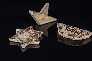 Arte Islamica : Lotto composto da tre frammenti di mattonelle a stella islamiche Iran, XII- XIV secolo  - Asta ASTA ISLAMICA E INDIA (Tradizionale) - Associazione Nazionale - Case d'Asta italiane