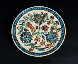 Arte Islamica - Piatto in ceramica nello stile Iznik Europa, forse Francia, XIX secolo