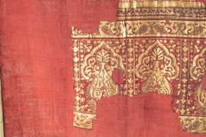 Arte Islamica : Frammento di tessuto Mogul decorato con oro India, XVI-XVII secolo  - Asta ASTA ISLAMICA E INDIA (Tradizionale) - Associazione Nazionale - Case d'Asta italiane