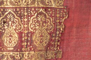Arte Islamica : Frammento di tessuto Mogul decorato con oro India, XVI-XVII secolo  - Asta ASTA ISLAMICA E INDIA (Tradizionale) - Associazione Nazionale - Case d'Asta italiane