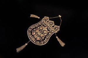 Arte Islamica : Borsetta ottomana in velluto ricamato con filo dorato Impero Ottomano, probabilmente Grecia, XVIII secolo  - Asta ASTA ISLAMICA E INDIA (Tradizionale) - Associazione Nazionale - Case d'Asta italiane