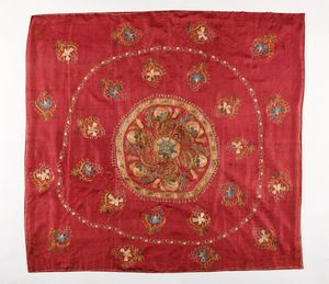 Arte Islamica - Ricamo in seta su sfondo rosso Turchia, Anatolia, XVII secolo