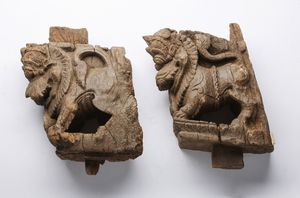 Arte Indiana : Coppia di leoni in legno India Meridionale, probabilmente Karnataka, XVIII secolo  - Asta ASTA ISLAMICA E INDIA (Tradizionale) - Associazione Nazionale - Case d'Asta italiane