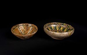Arte Islamica - Due coppe in ceramica smaltataIran e forse Italia Meridionale, X e XV secolo