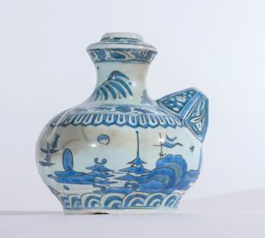 Arte Islamica : Kendi Safavide in ceramica Iran, dinastia safavide, XVII secolo  - Asta ASTA ISLAMICA E INDIA (Tradizionale) - Associazione Nazionale - Case d'Asta italiane