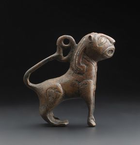 Arte Islamica : Figura di leone in bronzo ageminato in argento Khorasan, XII secolo  - Asta ASTA ISLAMICA E INDIA (Tradizionale) - Associazione Nazionale - Case d'Asta italiane
