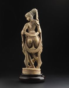 Arte Indiana : Figura di donna in avorio India, probabilmente Deccan, inizio XX secolo  - Asta ASTA ISLAMICA E INDIA (Tradizionale) - Associazione Nazionale - Case d'Asta italiane