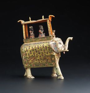 Arte Indiana - Elemento degli scacchi in osso e legno policromo e dorato raffigurante elefante con portantina India, Rajasthan, XIX secolo
