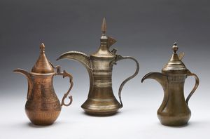 Arte Islamica - Tre caffettiere in metallo Afganistan o Kashmir, tardo XIX - XX secolo