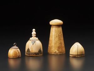 Arte Islamica - Gruppo di quattro pedine degli scacchi in avorio Iran Orientale, IX-XI secolo o posteriore