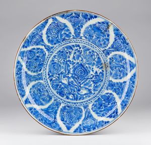 Arte Islamica - Grande vassoio safavide in ceramica bianco/blu Persia, XVII secolo