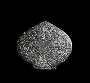 Arte Islamica - Pendente timuride in pietra intagliato con elementi floreali Iran, XV secolo