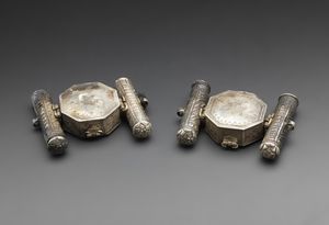 Arte Islamica : Due porta amuleti da braccio in argento Afghanistan, XIX secolo  - Asta ASTA ISLAMICA E INDIA (Tradizionale) - Associazione Nazionale - Case d'Asta italiane